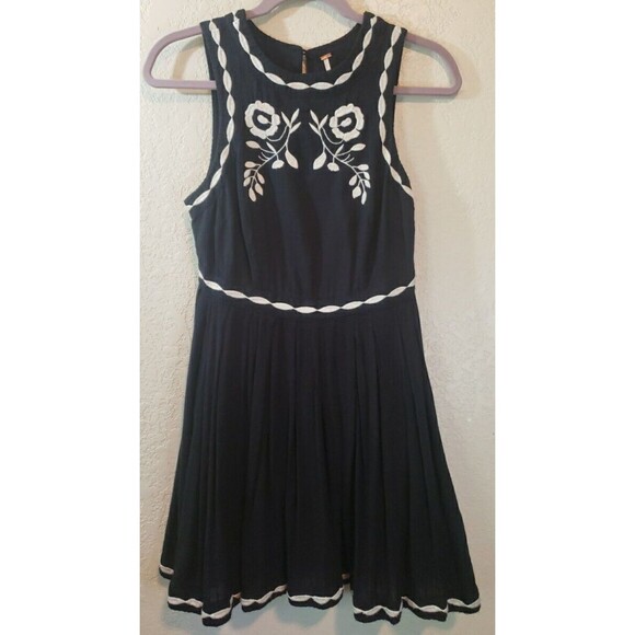 Free People Dresses & Skirts - Free People Womens Dress Black Floral Embroidery Sleeveless Fit & Flare Sz 2